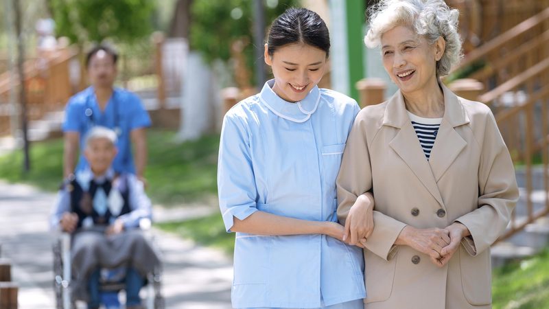 社区养老服务中心加盟，费用构成与考量因素